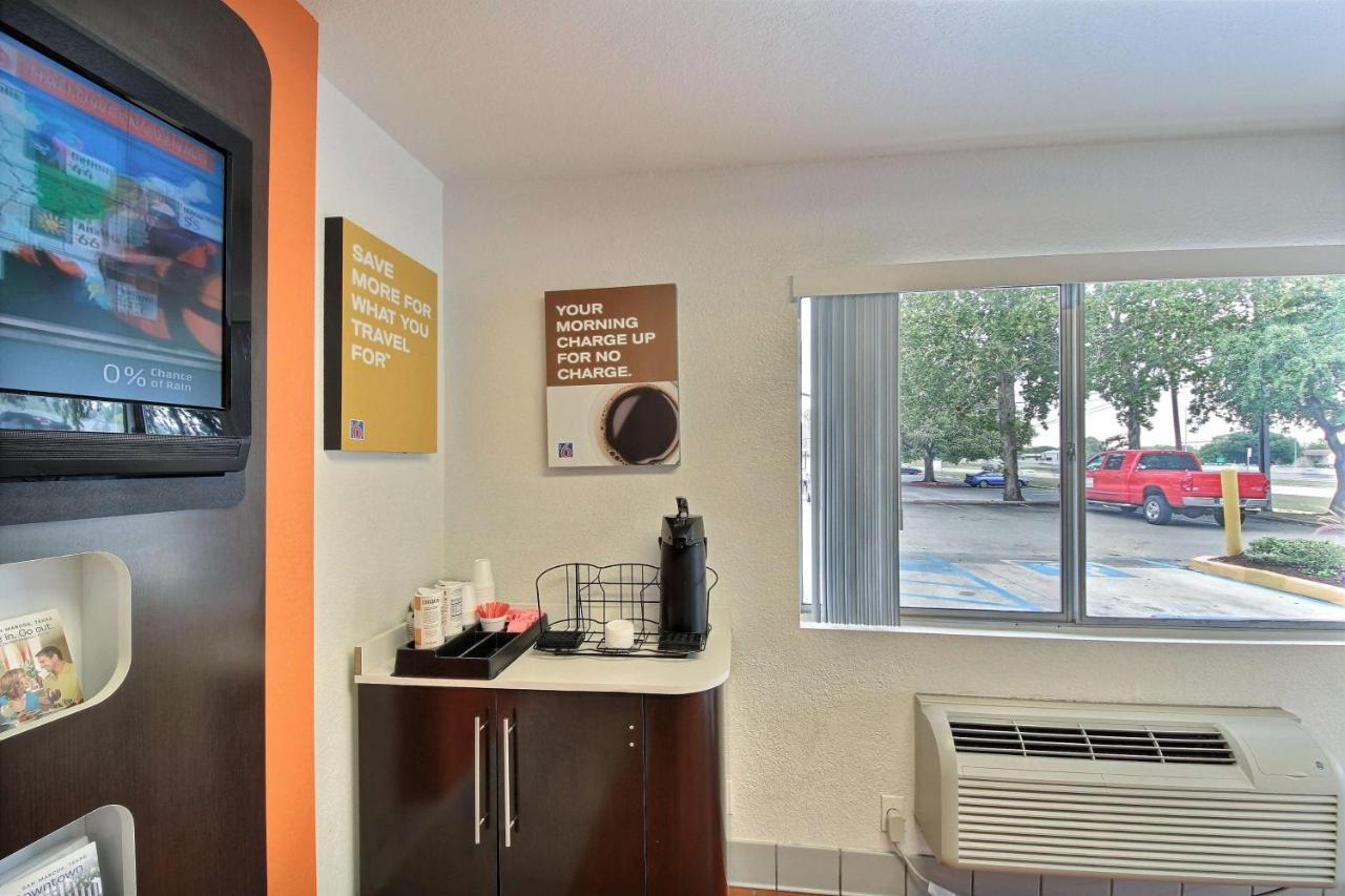 Hotel 6-san Marcos, Tx 2*